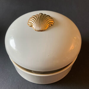 Estee Lauder White Linen Body Powder container